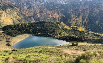 Vue de l’étang de Font Vive depuis le sentier du Lanoux.