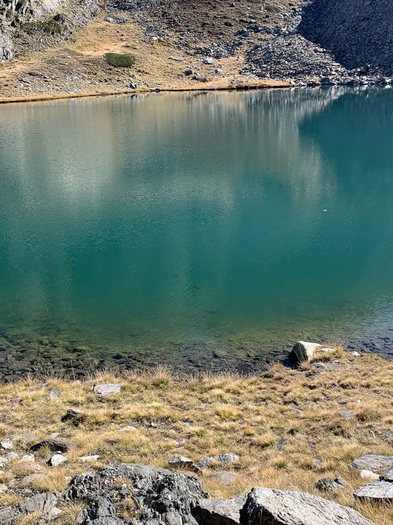 L'étang des Fourrats et ses eaux transparentes.